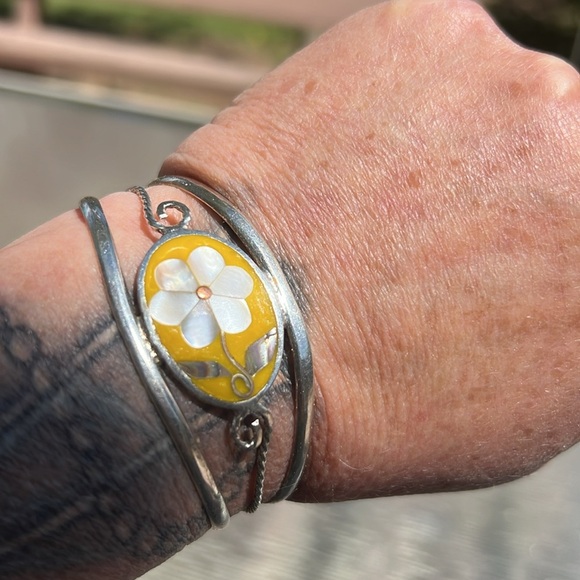 Vintage Alpaca Mexico Bangle Bracelet – Mother of Pearl Flower & Abalone Inlay - Picture 2 of 3